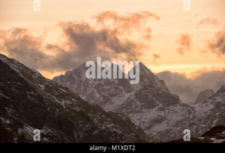 La luce del tramonto nelle montagne che circondano il villaggio di pescatori di Ramberg nelle Isole Lofoten in Norvegia Foto Stock