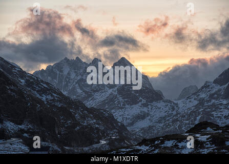 La luce del tramonto nelle montagne che circondano il villaggio di pescatori di Ramberg nelle Isole Lofoten in Norvegia Foto Stock