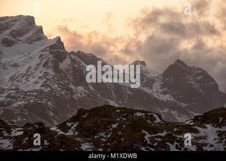 La luce del tramonto nelle montagne che circondano il villaggio di pescatori di Ramberg nelle Isole Lofoten in Norvegia Foto Stock