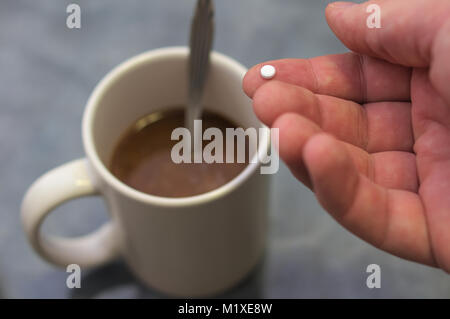 Fare il caffè con latte e zucchero. Foto Stock