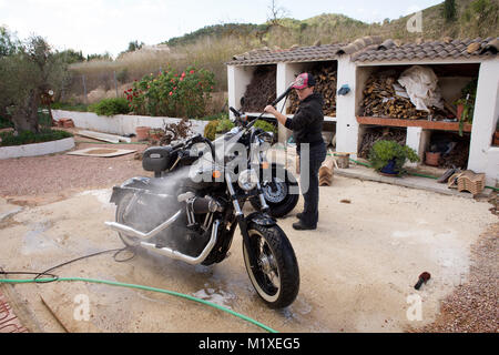 Il lavaggio due Harley Davidson motocicli con un lavaggio a getto Foto Stock