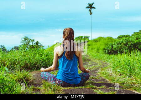 La donna medita di Yoga asana Padmasana Foto Stock