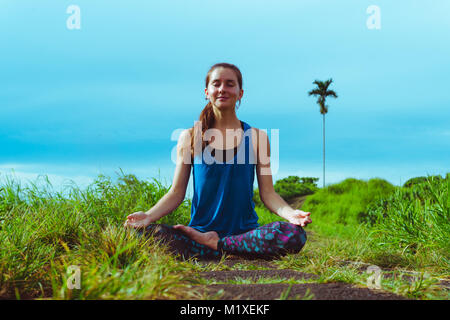 La donna medita di Yoga asana Padmasana Foto Stock