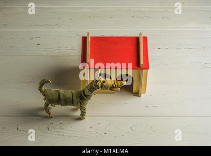 Cane di modello a modello di casa su sfondo di legno Foto Stock