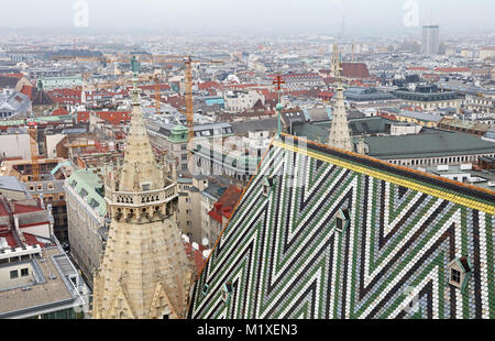 Vista della città di Vienna su tetti a torri di St la cattedrale di Santo Stefano (Stephansdom), giorno, ad alto angolo di visione Foto Stock