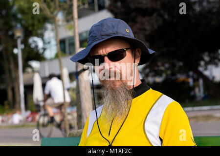 Ritratto di un uomo con la barba, cappello e occhiali da sole. Foto Stock