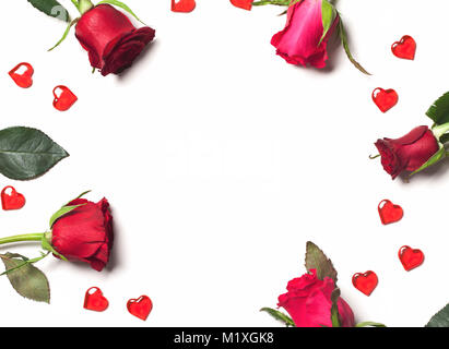 Rose e cuori disposti su uno sfondo bianco Foto Stock