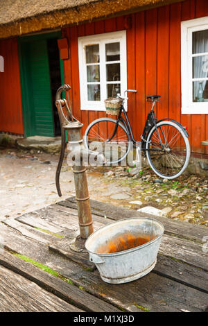 Tradizionale e rubinetto di acqua nel cortile rurale at Skansen, il primo open-air museum e zoo, situato sull'Isola Djurgarden. Foto Stock