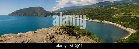 Vista della montagna Ayu-Dag e kuchuklambatsk bay dal capo di Plaka Crimea Foto Stock