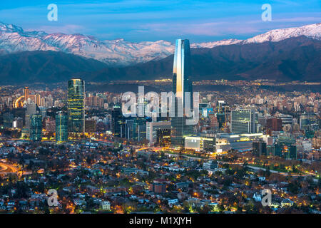 Vista panoramica di Providencia e Las Condes distretti con Costanera Center grattacielo, Torre di titanio e Los Andes Mountain Range, Santiago de Chil Foto Stock