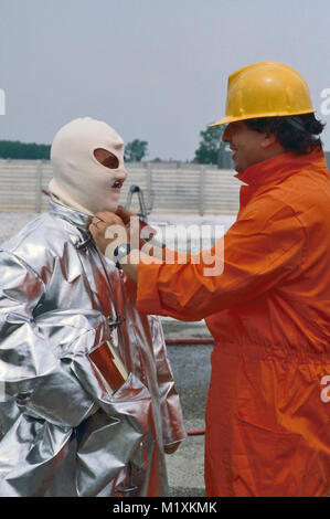 APT, prevenzione incendi e incidenti la scuola per il personale coinvolto nei lavori pericolosi, dressing di tute di protezione (bornasco pavia, Italia) Foto Stock