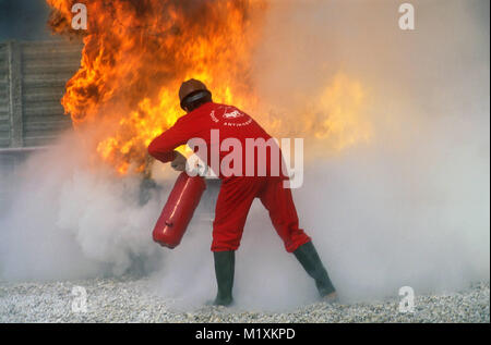 APT, prevenzione incendi e incidenti la scuola per il personale coinvolto nei lavori pericolosi, estinzione di un incendio con un estintore (bornasco pavia, Italia) Foto Stock