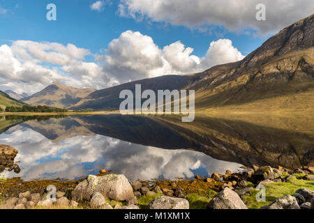 Riflettente la bellezza scenica Glen Etive Highlands scozzesi Glen Coe regione Foto Stock