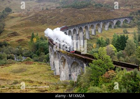 Scozia 2017 Giacobita il treno a vapore da Fort William a Mallaig in Scozia attraversa il viadotto Glenfinnan Foto Stock