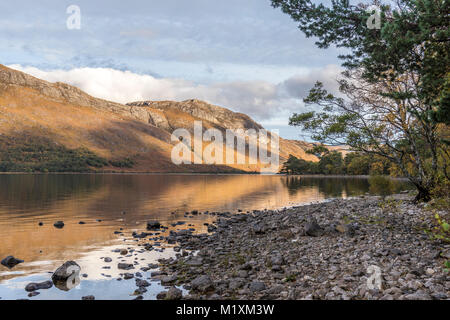 Highlands scozzesi bellezza come serata sole riflette sul Loch Maree Beinn Eighe Riserva Naturale Nazionale Foto Stock