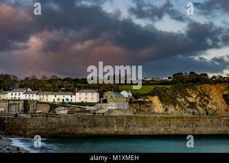 Deep Purple gloom si stabilisce su Charlestown Harbour. Foto Stock