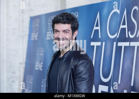 Roma, Italia. 02Feb, 2018. Attore italiano Pierfrancesco Favino Photocall del film in italiano 'A Casa Tutti Bene" diretto da Gabriele Muccino Credito: Matteo Nardone/Pacific Press/Alamy Live News Foto Stock