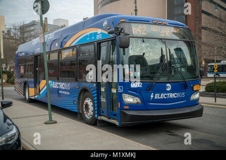 Uno dei 10 tutto nuovo, tutto-elettrico nuovo flyer fabbricati gli autobus di prova al suo terminale sulla M42 rotta in New York Sabato, 27 gennaio 2018. Il 10 autobus sono parte di un pilota di tre anni quale programma di riduzione delle emissioni nonché modernizzare il NYCTA invecchiamento della flotta. Il nuovo autobus hanno il wi-fi e ricarica USB e porte a seconda dei risultati del programma pilota 60 in più sono previste. (© Richard B. Levine) Foto Stock