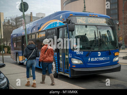 Uno dei 10 tutto nuovo, tutto-elettrico nuovo flyer fabbricati gli autobus di prova al suo terminale sulla M42 rotta in New York Sabato, 27 gennaio 2018. Il 10 autobus sono parte di un pilota di tre anni quale programma di riduzione delle emissioni nonché modernizzare il NYCTA invecchiamento della flotta. Il nuovo autobus hanno il wi-fi e ricarica USB e porte a seconda dei risultati del programma pilota 60 in più sono previste. (© Richard B. Levine) Foto Stock