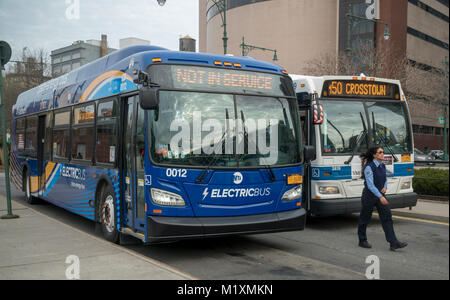 Uno dei 10 tutto nuovo, tutto-elettrico nuovo flyer fabbricati gli autobus di prova al suo terminale sulla M42 rotta in New York Sabato, 27 gennaio 2018. Il 10 autobus sono parte di un pilota di tre anni quale programma di riduzione delle emissioni nonché modernizzare il NYCTA invecchiamento della flotta. Il nuovo autobus hanno il wi-fi e ricarica USB e porte a seconda dei risultati del programma pilota 60 in più sono previste. (© Richard B. Levine) Foto Stock