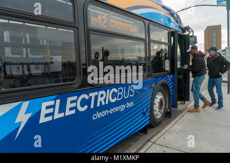 Uno dei 10 tutto nuovo, tutto-elettrico nuovo flyer fabbricati gli autobus di prova al suo terminale sulla M42 rotta in New York Sabato, 27 gennaio 2018. Il 10 autobus sono parte di un pilota di tre anni quale programma di riduzione delle emissioni nonché modernizzare il NYCTA invecchiamento della flotta. Il nuovo autobus hanno il wi-fi e ricarica USB e porte a seconda dei risultati del programma pilota 60 in più sono previste. (© Richard B. Levine) Foto Stock