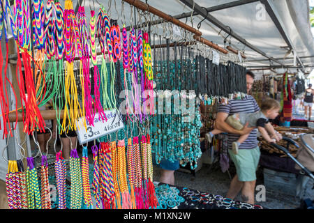 Pressione di stallo di mercato a Port Douglas di vendita gioielli, collane e bracciali, Queensland, Australia Foto Stock