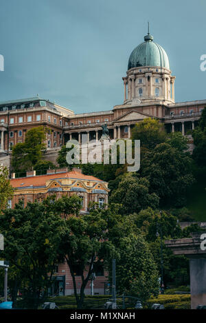 Vista la natura a Budapest, Ungheria. La statua del Principe Eugenio di Savoia nel countryard a Buda Castle Royal Palace. Foto Stock