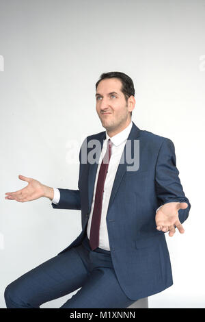Un elegantemente vestito che convoglia una gamma di trattamenti per il viso e le emozioni corporee, ritratto/isolato su sfondo bianco Foto Stock