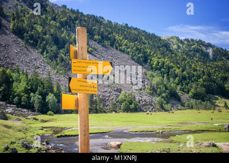 Escursionismo direzione accedi Ossau Pirenei, Francia Foto Stock