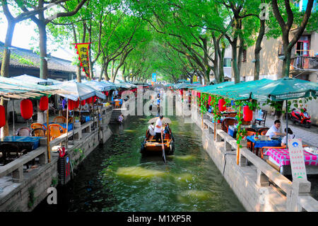 Il 25 luglio 2015. Tongli Town, Cina. Una barca turistica in movimento da un coffee house sui canali di acqua all'interno di Città Tongli scenic area nella provincia di Jiangsu Chi Foto Stock