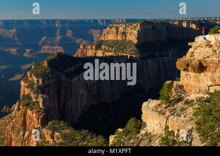 Adrian Klein sorge lungo il bordo del North Rim del Grand Canyon. In Arizona, Stati Uniti d'America Foto Stock