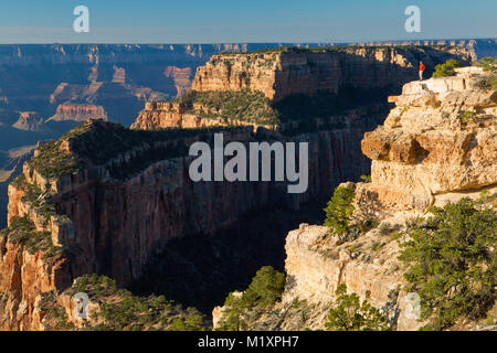 Adrian Klein sorge lungo il bordo del North Rim del Grand Canyon. In Arizona, Stati Uniti d'America Foto Stock