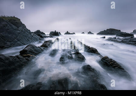 Hartland Quay rocce al tramonto moody Foto Stock