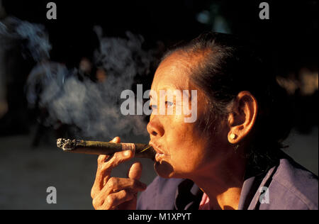 Myanmar (Birmania). Bagan (pagano). Ritratto di donna birmano fumatori (cheroot sigaro birmano). Foto Stock