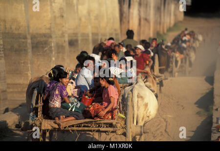 Myanmar (Birmania). Mandalay. Shin Pyu festival. Apertura di giovani ragazzi come novizio nell'ordine dei monaci. I partecipanti in arrivo trasportati da ox-cart Foto Stock