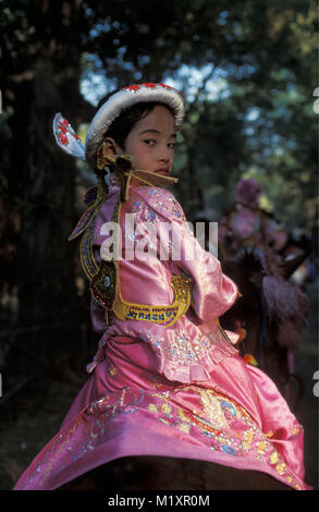 Myanmar (Birmania). Mandalay. Shin Pyu festival. Apertura di giovani ragazzi come novizio nell'ordine dei monaci. Foto Stock