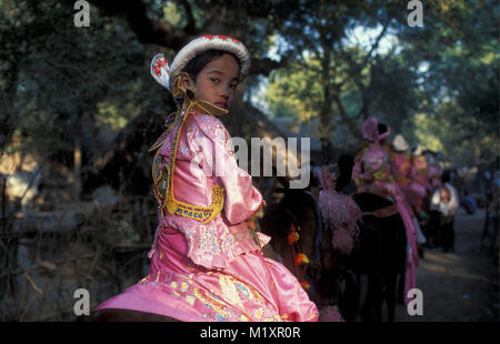 Myanmar (Birmania). Mandalay. Shin Pyu festival. Apertura di giovani ragazzi come novizio nell'ordine dei monaci. Foto Stock