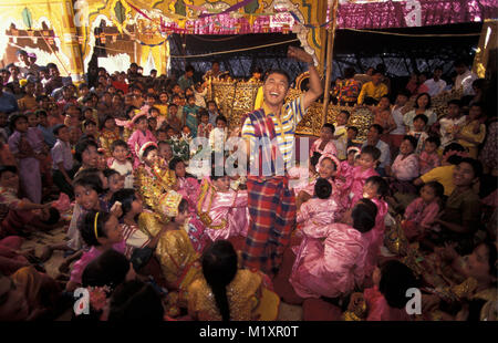 Myanmar (Birmania). Mandalay. Shin Pyu festival. Apertura di giovani ragazzi come novizio nell'ordine dei monaci. Foto Stock