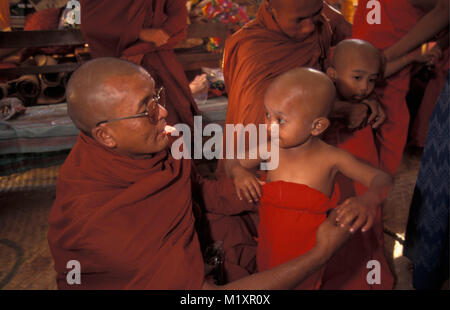 Myanmar (Birmania). Mandalay. Shin Pyu festival. Apertura di giovani ragazzi come novizio nell'ordine dei monaci. Foto Stock