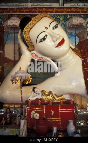Myanmar (Birmania). Yangon (Rangoon). Schwedagon pagoda. Statue di Buddha. Foto Stock