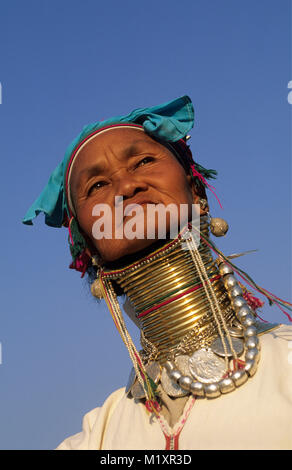 Myanmar (Birmania). Loikaw. Le donne della tribù Padaung, chiamato anche Giraffe-donna. Ritratto. Foto Stock