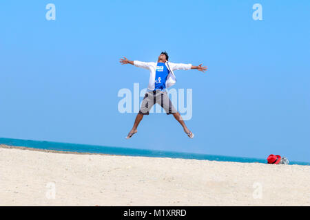 Asian giovane floating metà aria con crazy Foto Stock