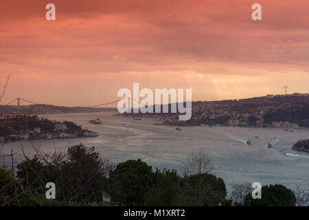 Istanbul, Turchia; 10 Gennaio 2015: Bosphprus vista ponte collega Asia ed Europa durante il tramonto Foto Stock