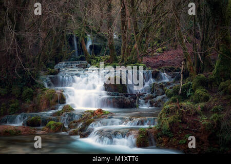 Cascate nei pressi della sorgente del fiume Aniene, nel comune di Trevi nel Lazio, Italia. L'acqua scende attraverso piccoli gradienti e forme s Foto Stock