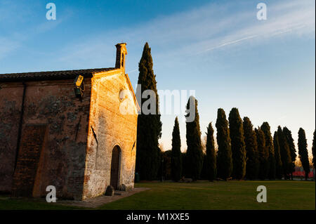 Antica piccola chiesa italiana in campo aperto in Italia in campagna Foto Stock