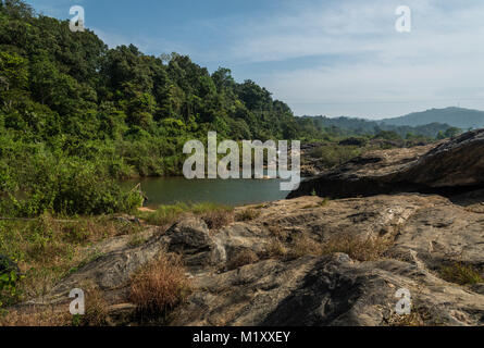 Stagno realizzato fino sulla cima della montagna prima di cadere verso il basso Foto Stock