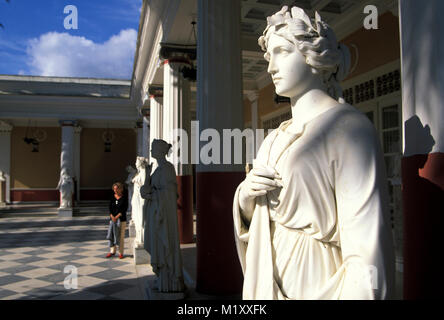 Statua di fronte palazzo Achillion, Corfù, Grecia, Europa Foto Stock