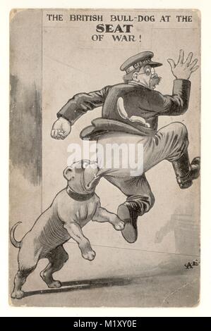 Patriotic WW1 cartolina "British Bulldog presso la sede di guerra", funzionario tedesco la Germania ha scritto sulla fascia del suo cappuccio. U.K. circa 1914 - 1918 Foto Stock