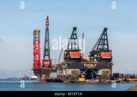 ROTTERDAM, Paesi Bassi - 28 febbraio 2016: l'ultra large semi sommergibile Crane nave Thialf ormeggiata presso il vicino Calandkanaal Rozenburg per ma Foto Stock