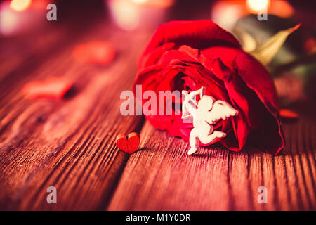 Il giorno di San Valentino sfondo con rose, candele Foto Stock